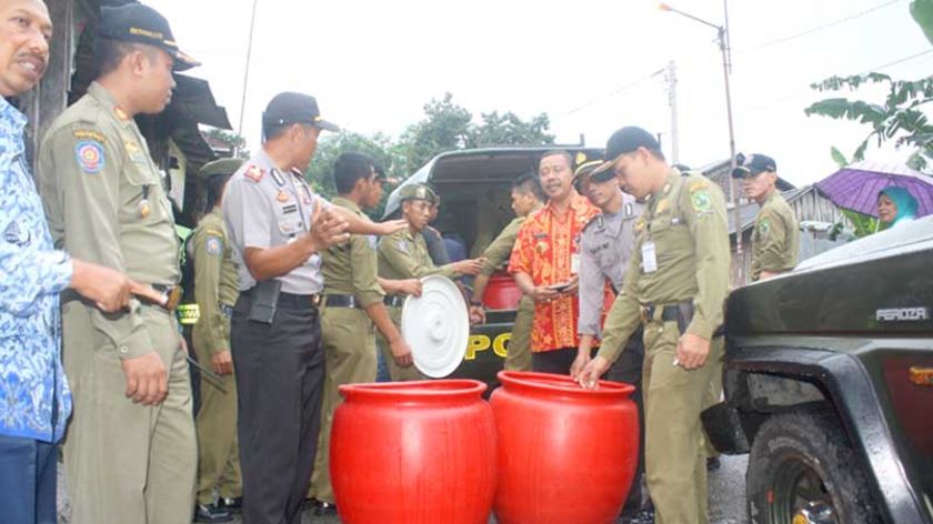 Empat Penjual Tuak di Kompleks Ruko Pasar Banjarnegara Digrebek