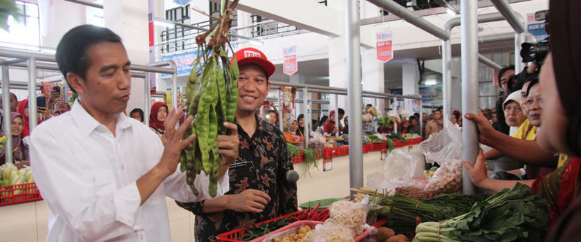 FOTO A 2---Presiden Jokowi Resmikan Pasar Rakyat Purwokerto_Jokowi didampingi Bupati Banyumas mengelilingi pasar Manis dan menyalami pedagang serta menyempatkan menawar dan membeli sayur dan buah (2)