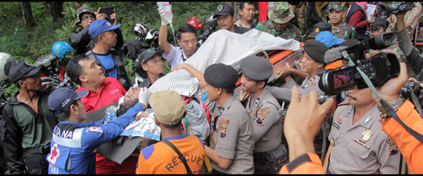 Pendaki_Irfan Mahasiswa UI yang mengalami kecelakaan saat pendakian ke Puncak Gunung Slamet via jalur Baturraden langsung dievakuasi menggunakan ambulan menuju RS DKT (Dinas Kesehatan TNI) Purwokerto untuk mendapat perawatan yang lebih intensif