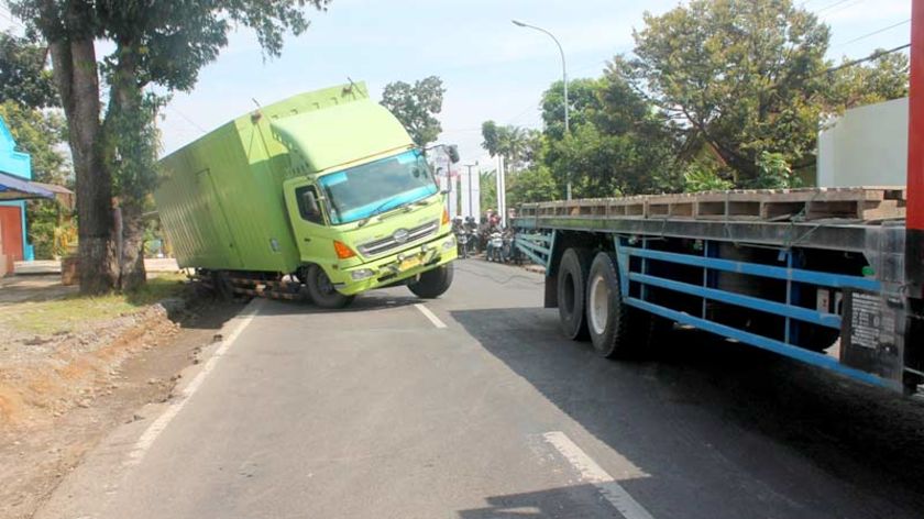 Truk Terperosok Lubang Pelebaran Jalan di Pucang Banjarnegara