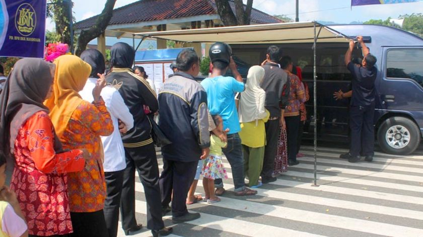 Warga Berebut Sembako Murah Pasar Ramadan Alun-alun Banjarnegara