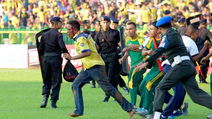 Polisi Mulai Mengamankan Sejumlah Barang Bukti di Stadion Petrokimia Gresik
