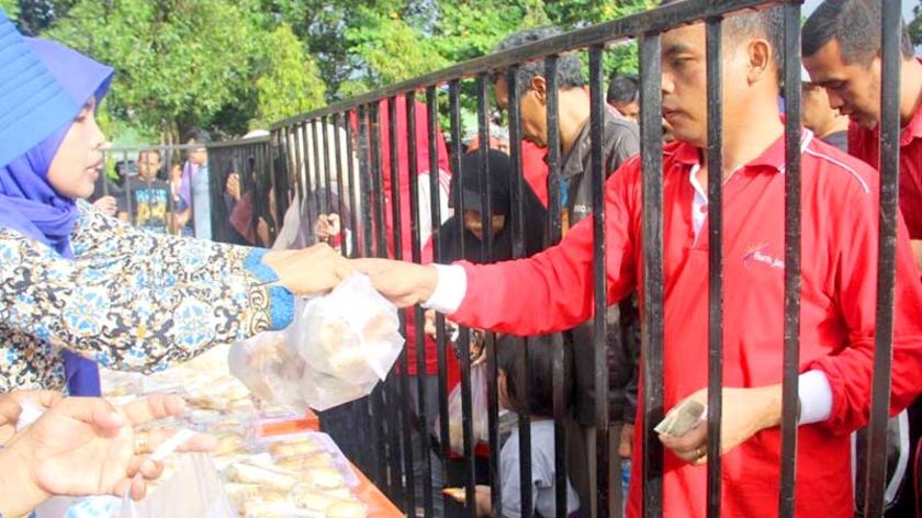 Meski Diguyur Hujan, Festival Jajanan Pasar di Purbalingga Laris Diserbu Warga