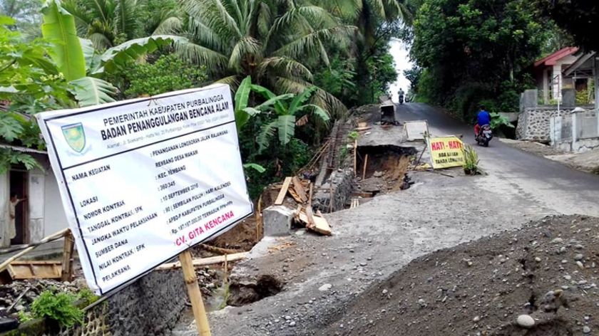 gantian-jika-melewati-jalan-longsor-di-ruas-jalan-rajawana-makam-kecamatan-rembang-purbalingga-harus-bergantian-dan-berhati-hati-eko-a-rachmanradarmas