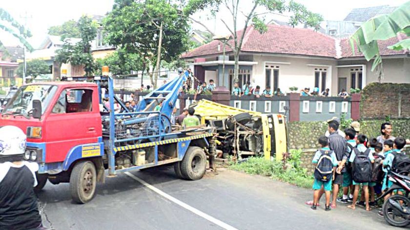 Gagal Nanjak, Truk Pasir Nyaris Terjungkal ke Sungai