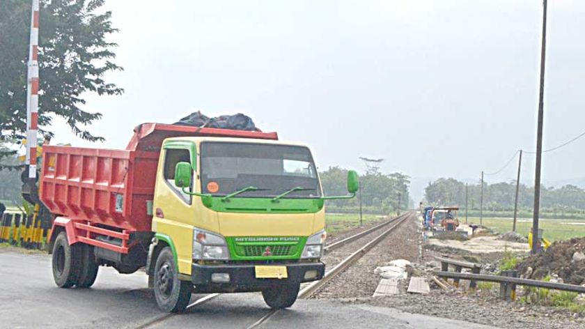 Akibat Proyek Rel ganda, Gentasari Keluhkan Kerusakan Jalan