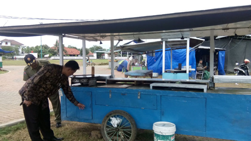 Tinggalkan Gerobak di Alun-alun Banyumas, PKL Ditegur