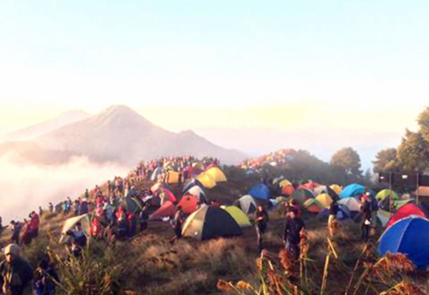 Gunung Prau dan Bukit Sikunir Seperti Pasar Tumpah