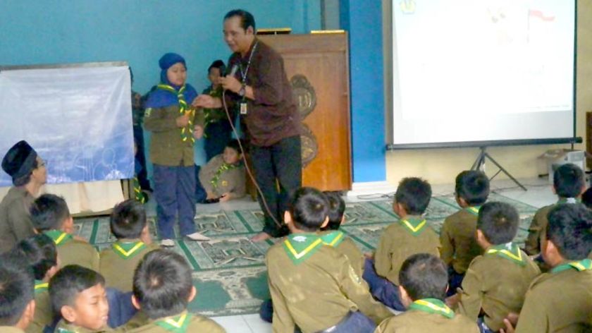 Kenalkan Pajak Sejak Dini, Bisa Jawab Soal, Siswa MIM Penaruban Dapat Coklat