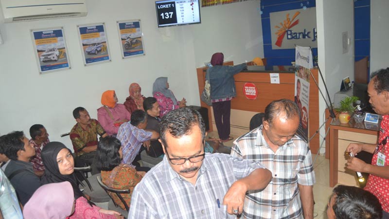Puluhan Kades di Kroya Ramai-ramai Serbu Bank
