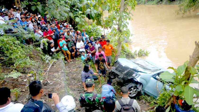 Avanza Nyemplung Sungai, Dua Tewas Tenggelam di Sungai Tenggulun Notog Banyumas