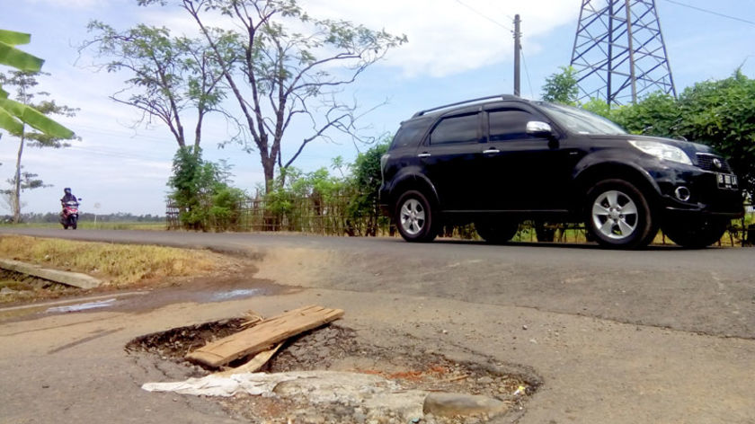 Jalan Ambles Sumpiuh Bahayakan Pengendara