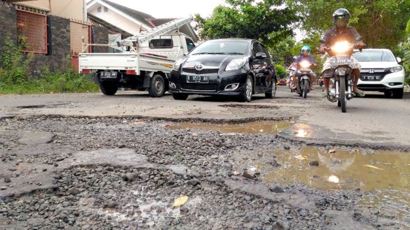 Rusak Parah, Jalan Arcawinangun Dilapis Ulang