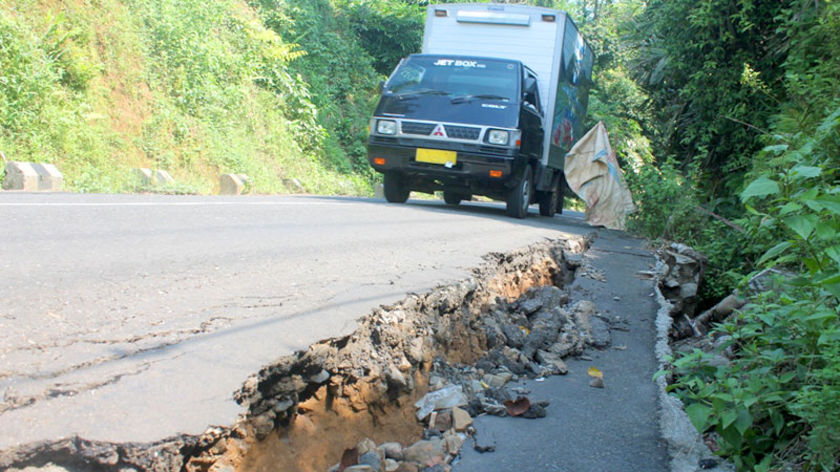 Jalan Banjarmangu - Wanadadi Dibongkar