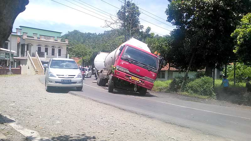 Truk Tangki Terperosok Jalan Berlubang, Hambat Lalu Lintas Bumiayu Brebes dan Ajibarang