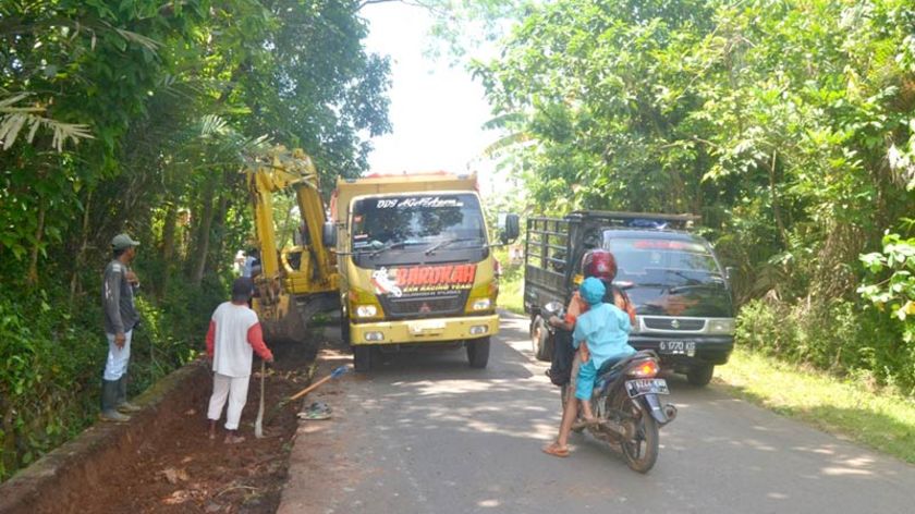 Jalan Bhayangkara Cilacap Dilebarkan, Lalu Lintas Tersendat