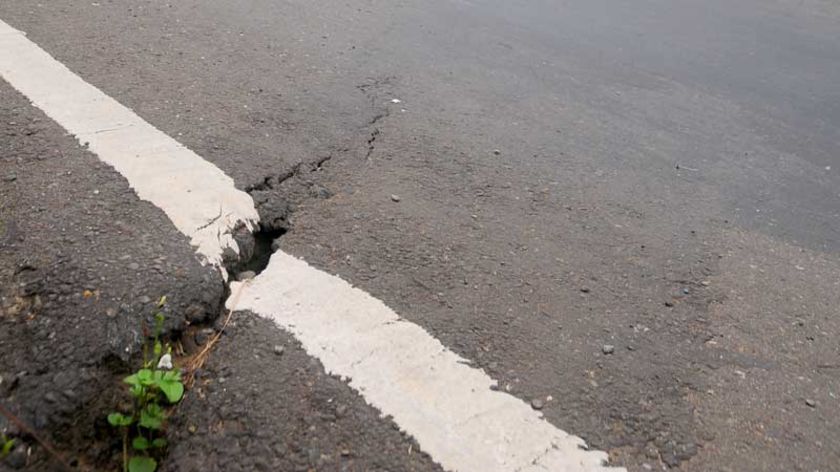 Jalan Gunung Tugel Sekitar Tempat Pembuangan Akhir (TPA) Retak Lagi