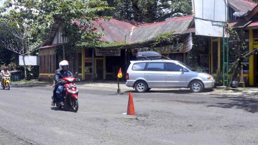 Jalan Kemutug-Karangsalam Dikeluhkan Karna Rusak dan Berlubang