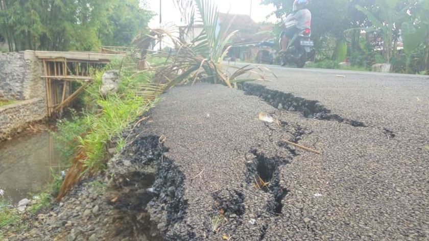 Jalan Longsor di Ruas Jalan Kalimanah Resahkan Warga