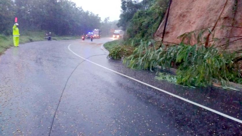 Jalan Nasional di Dayeuhluhur Tertutup Longsor