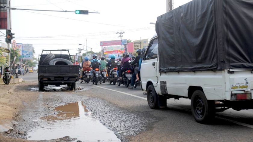 Bahayakan Pengendara, Sisi Jalan Simpang Tanjung Purwokerto Penuh Lubang dan Mendesak Diperbaiki