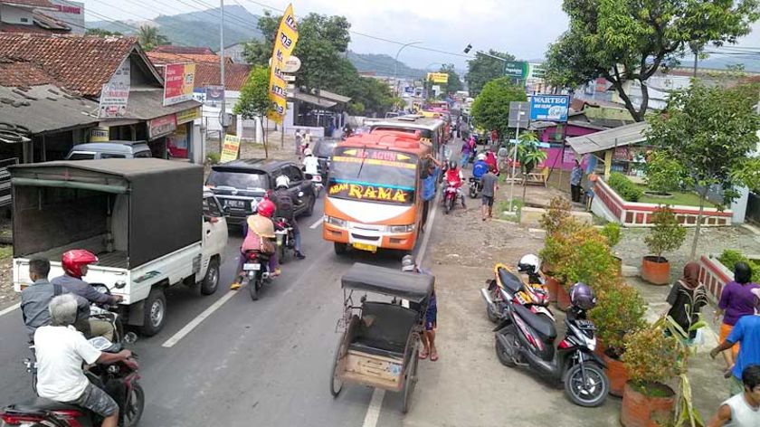 Kawasan Pasar Ajibarang Rawan Macet, Jalur Bergelombang Hadang Pemudik