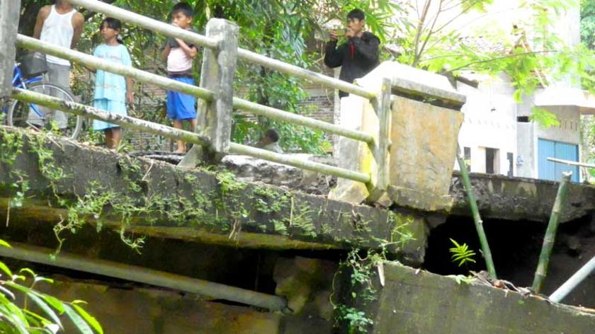 Jembatan Sungai Gringsing Putus, Jalur Karangkemiri - Gambarsari Lumpuh