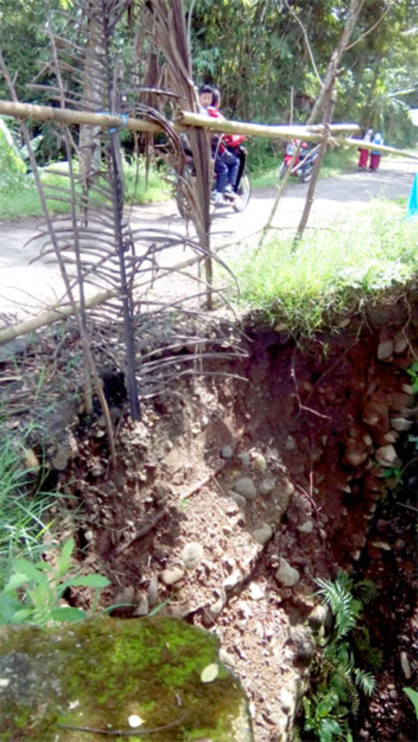 Jembatan Abrol di Somagede Ancam Jalan Kabupaten