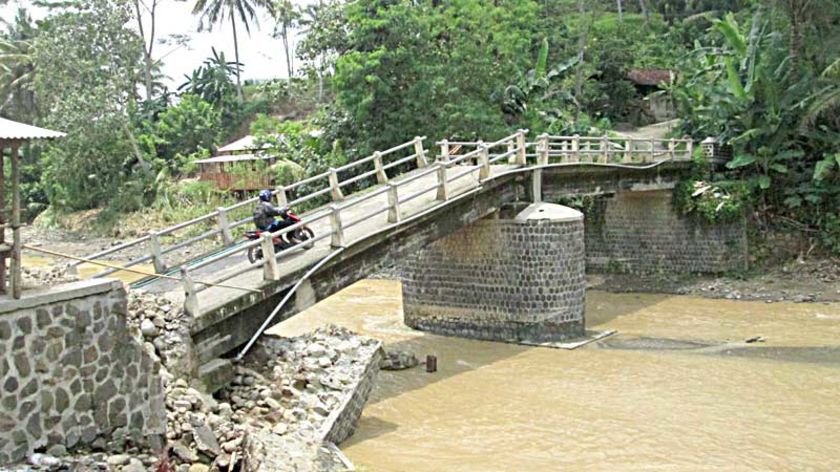 Rusak Parah, Jembatan Cibalung Tanpa Perbaikan