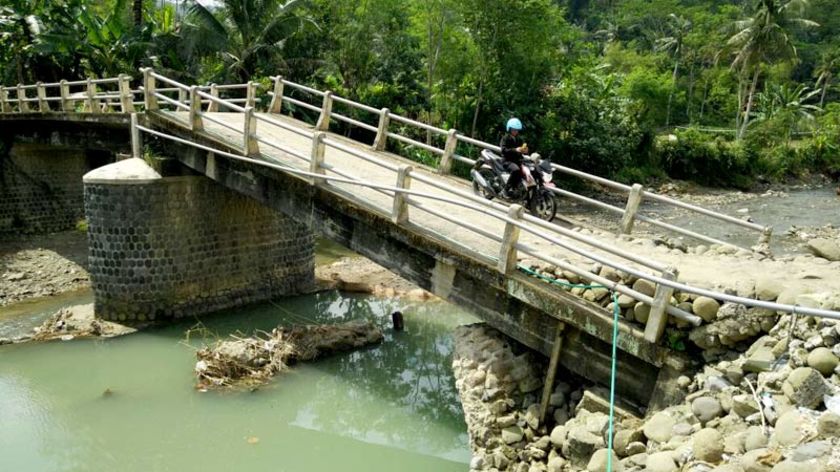 Rusak dan Tanpa Perbaikan, Jembatan Cibalung Makin Mengenaskan
