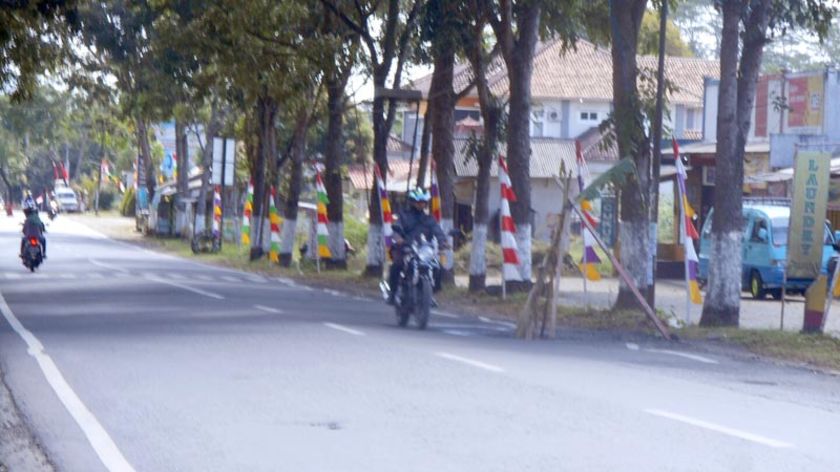 Jalur Cilongok Rusak Parah, Warga Tanam Pohon Pisang di Jalan