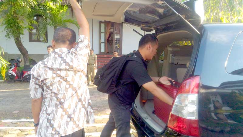 Geledah Ruang Kerja Bupati Kebumen, KPK Angkut Dua Koper Besar