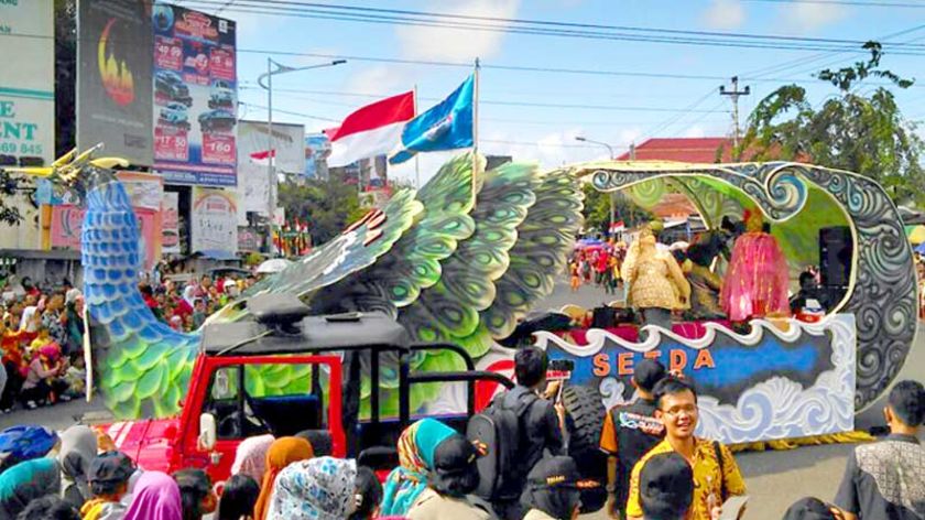 Wuiihh... Burung Garuda Hingga Burung Merak Hinggap di Jalanan Kota Cilacap