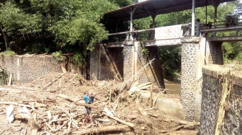 Kayu Sisa Banjir Tambak Tutupi Bendungan