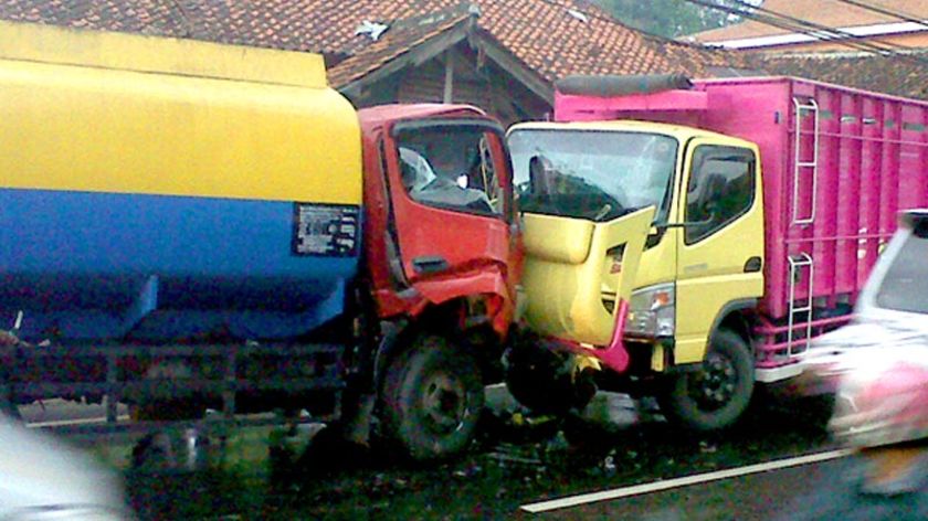 Jalur Ajibarang Wangon - Sopir Mengantuk, Truk Tubruk Truk Jadinya Remuk