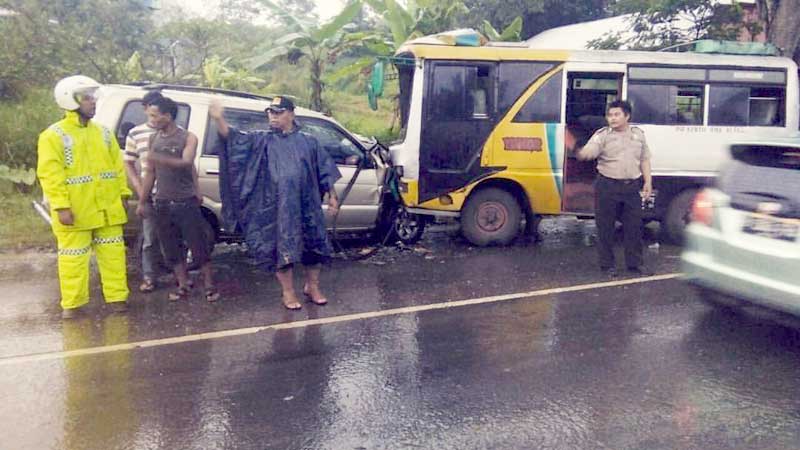 Kecelakaan Karambol di Kaliori, Panther Ringsek Dihajar Bus Mikro