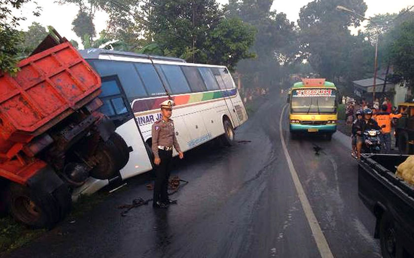 Tabrakan Bus Sinar Jaya Versus Truk, Satu Luka-luka