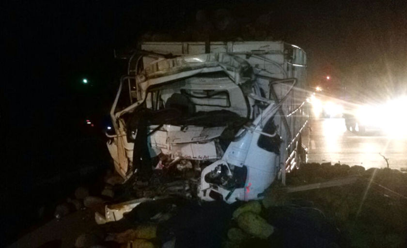 Kecelakaan Maut Jalur Pantura KM7 - Truk Tabrak Trailer, 2 Orang Tewas