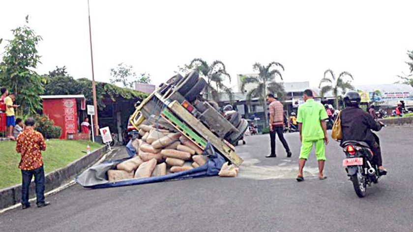 Kelebihan Muatan, Truk Terguling di Depan SPBU Arcawinangun