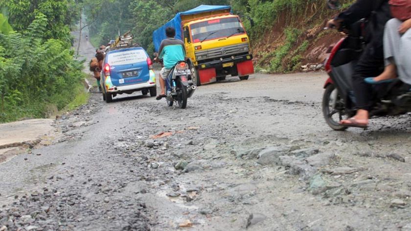 Kerusakan Jalan Masaran Bawang Banjarnegara Bertambah Parah