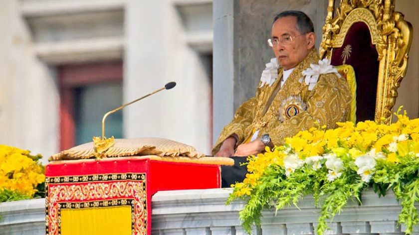 Raja Bhumibol Mangkat, Thailand Berkabung Setahun Penuh