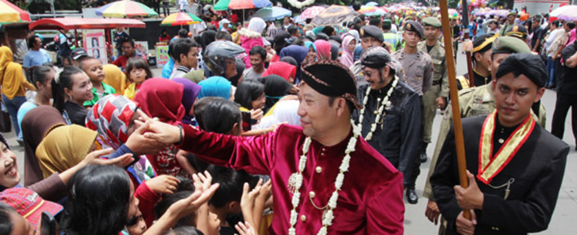 Kirab Pusaka Hari jadi Kabupaten banyumas ke 445 th 2016_Bupati Banyumas Ir Achmad Husein dengan berjalankaki dan sabar menyalami masyarakat Purwokerto yang menonton disepanajng jalan Jend Soedirman