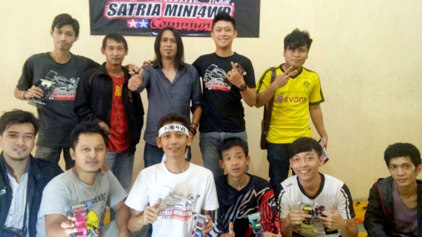 Melihat Komunitas Satria Mini 4WD Purwokerto Adu Ngebut di Lintasan Dengan 