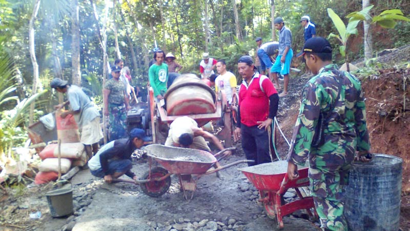 Koramil 09/Somagede Bantu Pengecoran Jalan Desa