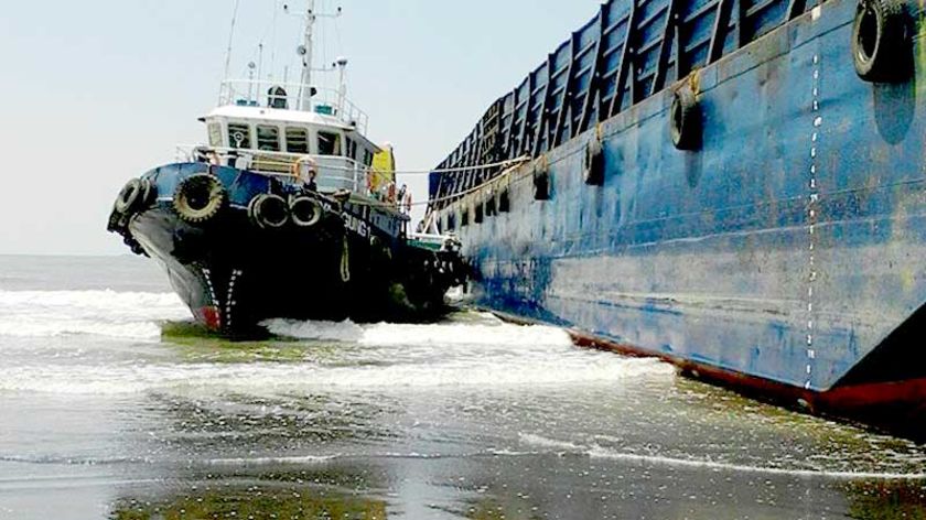 Lagi, Tongkang Terdampar di Teluk Penyu