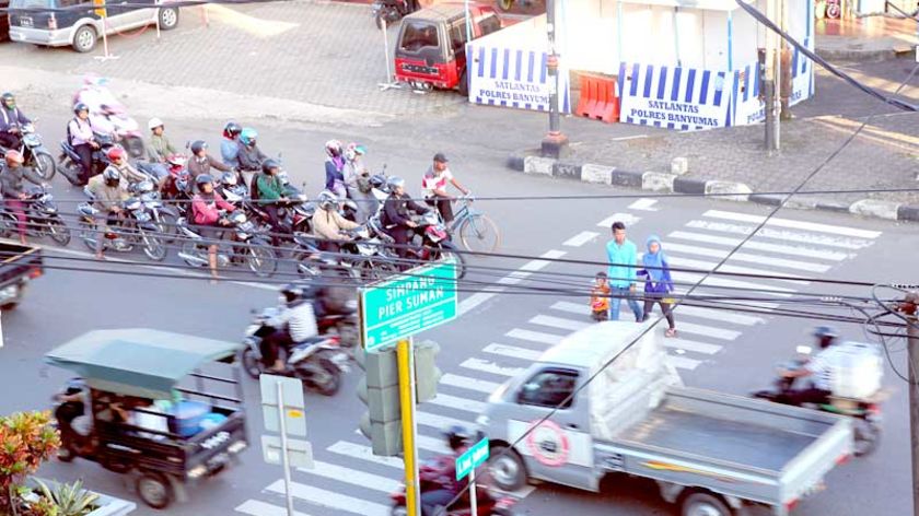 Lalu Lintas Padat, Dinhubkominfo Pasang Barikade di Beberapa Ruas Jalan