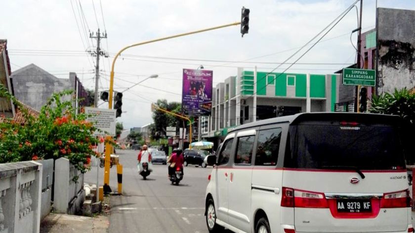 Seminggu, Lampu Lalin Perempatan Ksatrian Purwokerto Dibiarkan Rusak