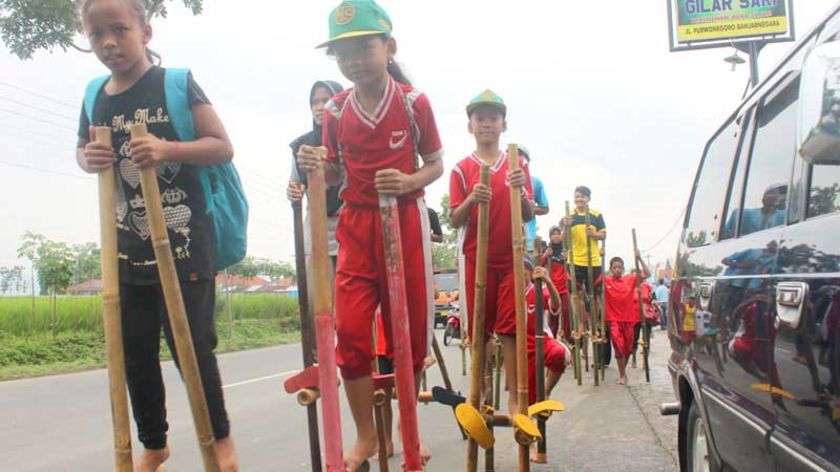 Lestarikan Mainan Tradisional, Ribuan Warga Main Egrang di Banjarnegara