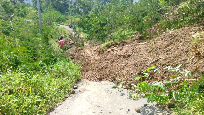 Desa Asinan Kecamatan Kalibening Banjarnegara Longsor, Akses Desa Tertutup