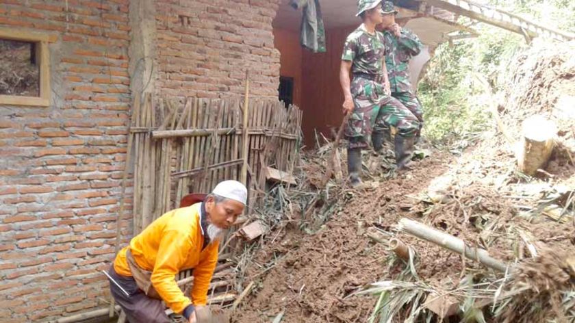 Pembersihan Material Longsor di Grumbul Pulasari Desa Kracak Ajibarang Terkendala Alat Berat